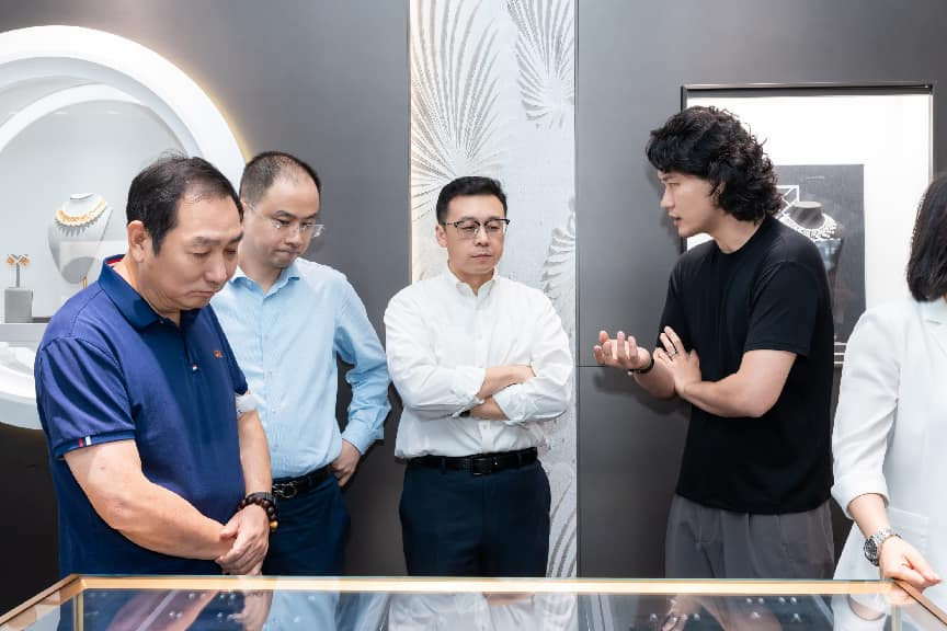 深圳市罗湖区东晓街道商会会员一行莅临京润珍珠总部参访交流,以珍珠为媒共商发展