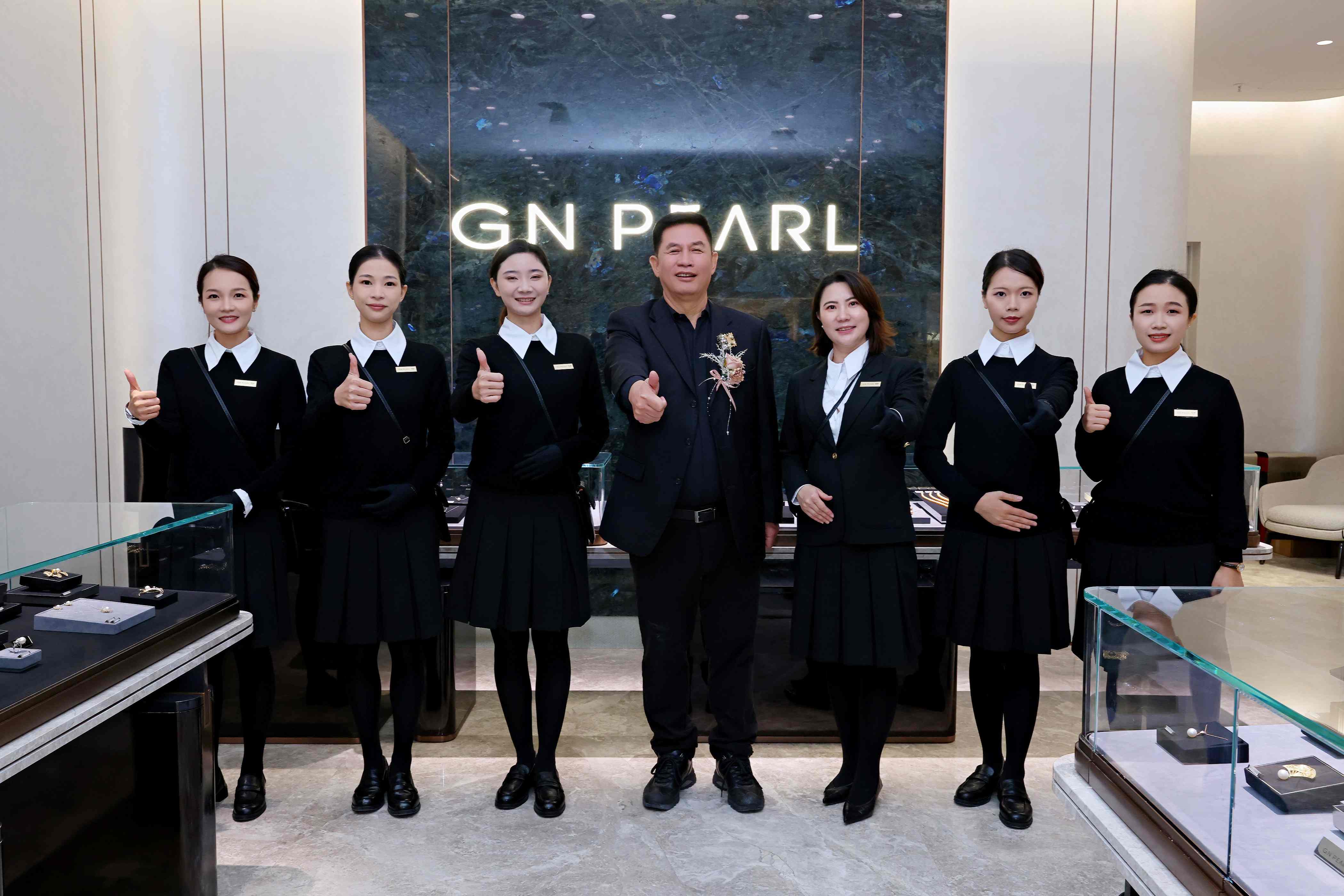 广州白鹅潭万象城全国首店合影 广州白鹅潭万象城全国首店合影
