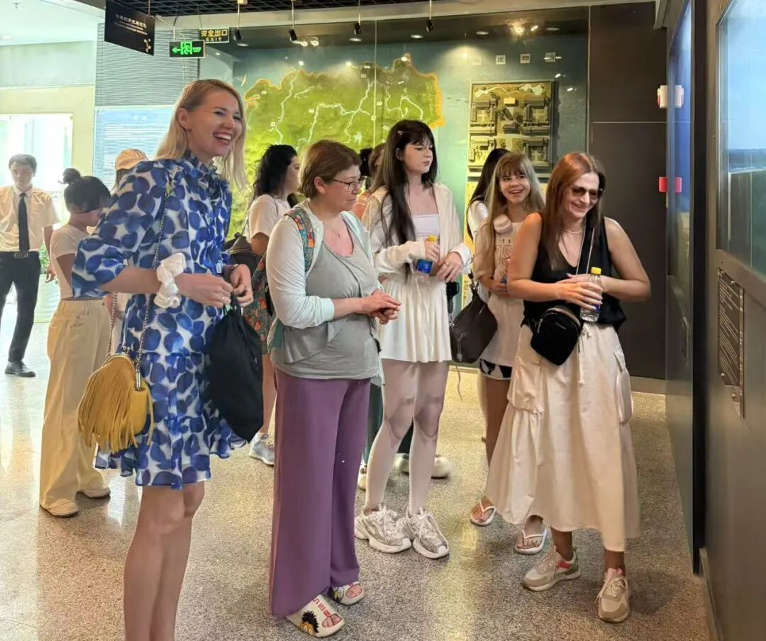 海南京润珍珠博物馆内俄罗斯访客选购场景