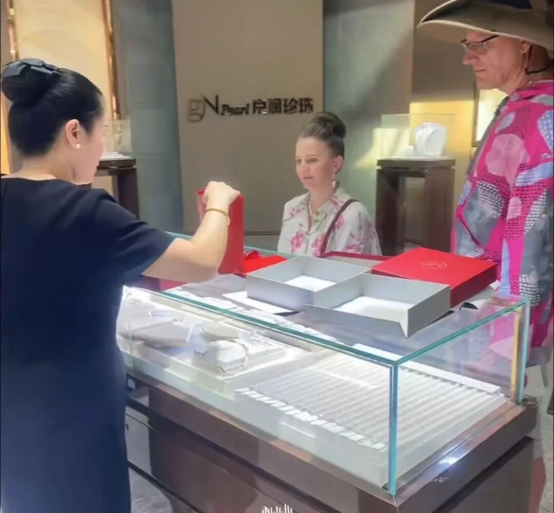 海南京润珍珠博物馆内俄罗斯访客选购场景